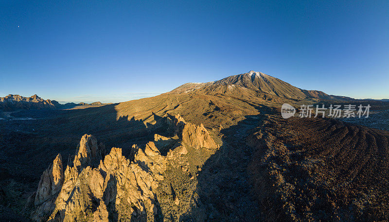 西班牙特内里费岛日出时的Teide和Roques de Garcia鸟瞰